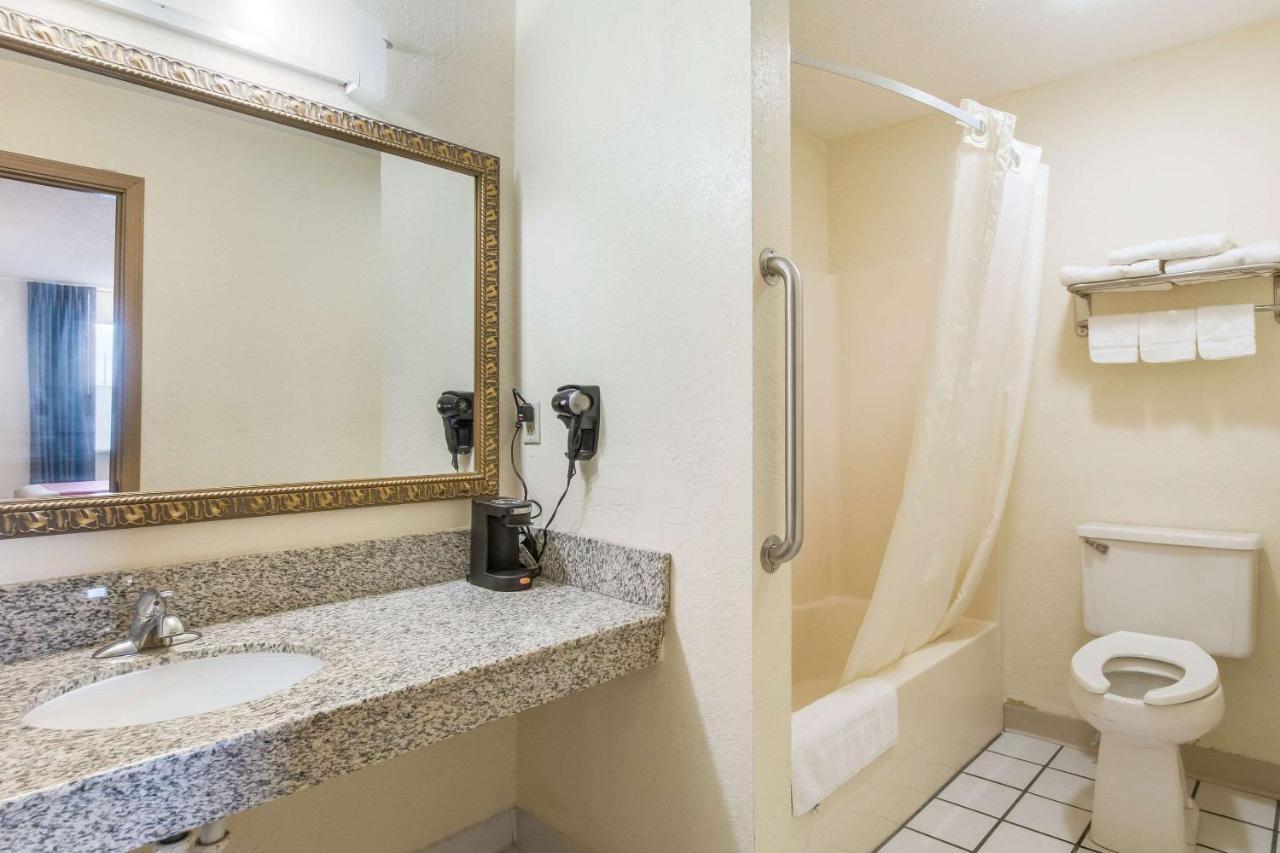Cloverdale Econo Lodge מראה חיצוני תמונה