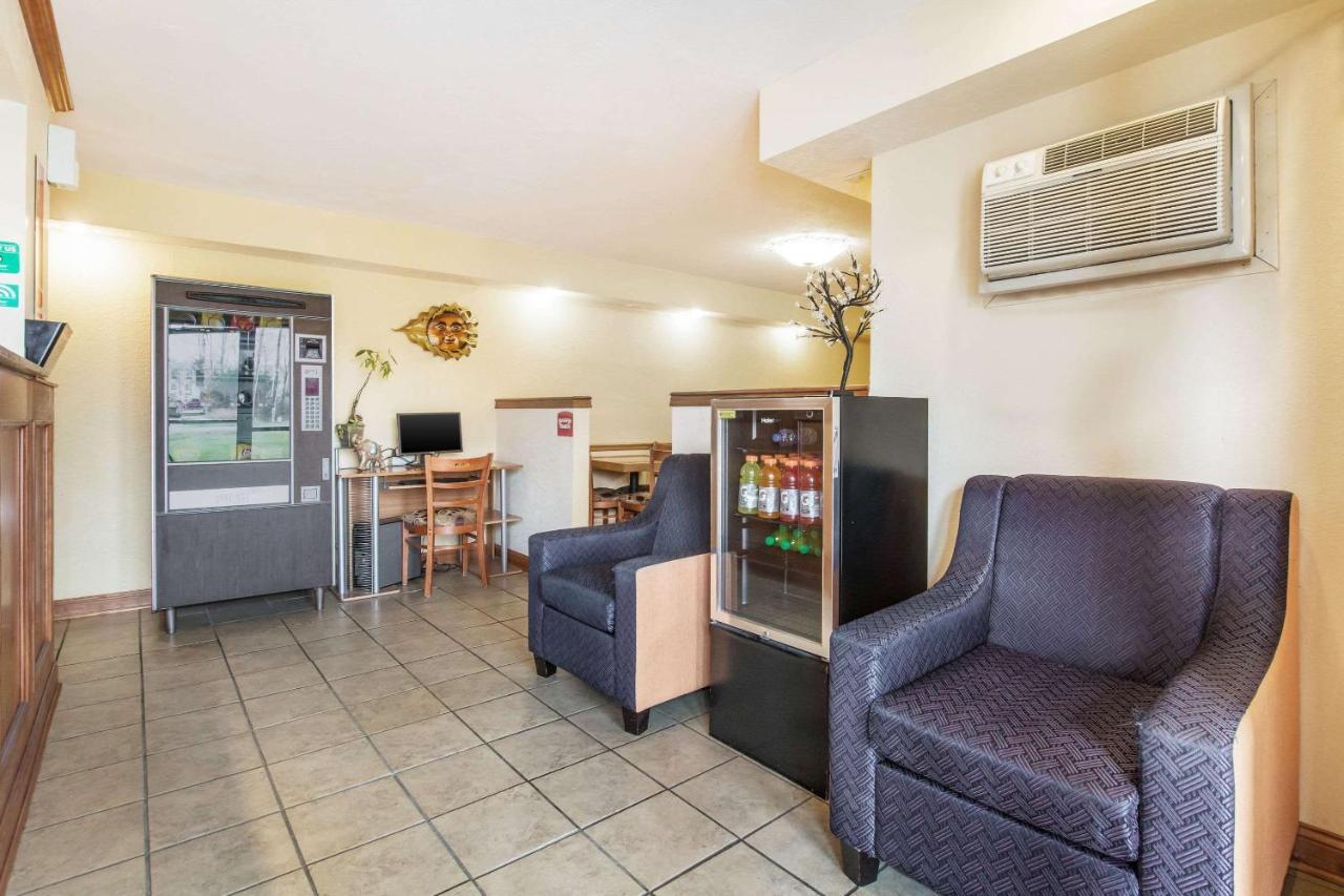 Cloverdale Econo Lodge מראה חיצוני תמונה