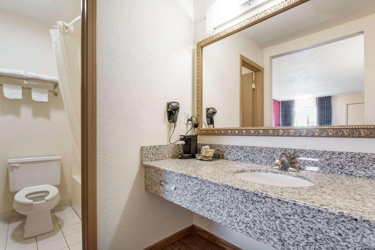 Cloverdale Econo Lodge מראה חיצוני תמונה